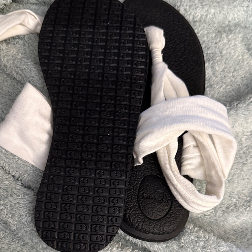 Sanuk Black and White Casual Sandals. New without tags! - Picture 2 of 2